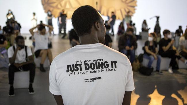 A Black man seen from behind wearing Top Manta gear that reads "It's not about just doing it, it's about doing it right."
